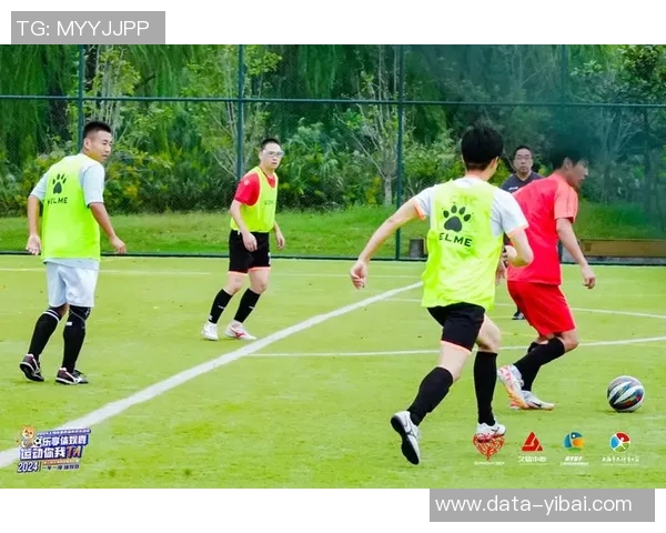 足球与篮球的精彩瞬间展现运动魅力与团队精神的完美结合